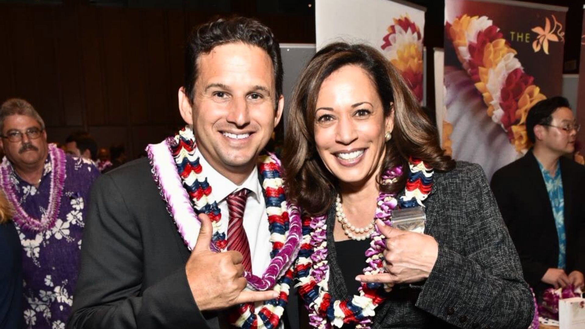 Sen. Schatz demands that journalists distort the true meaning of Trump's words, giving them instructions on how to craft headlines for news