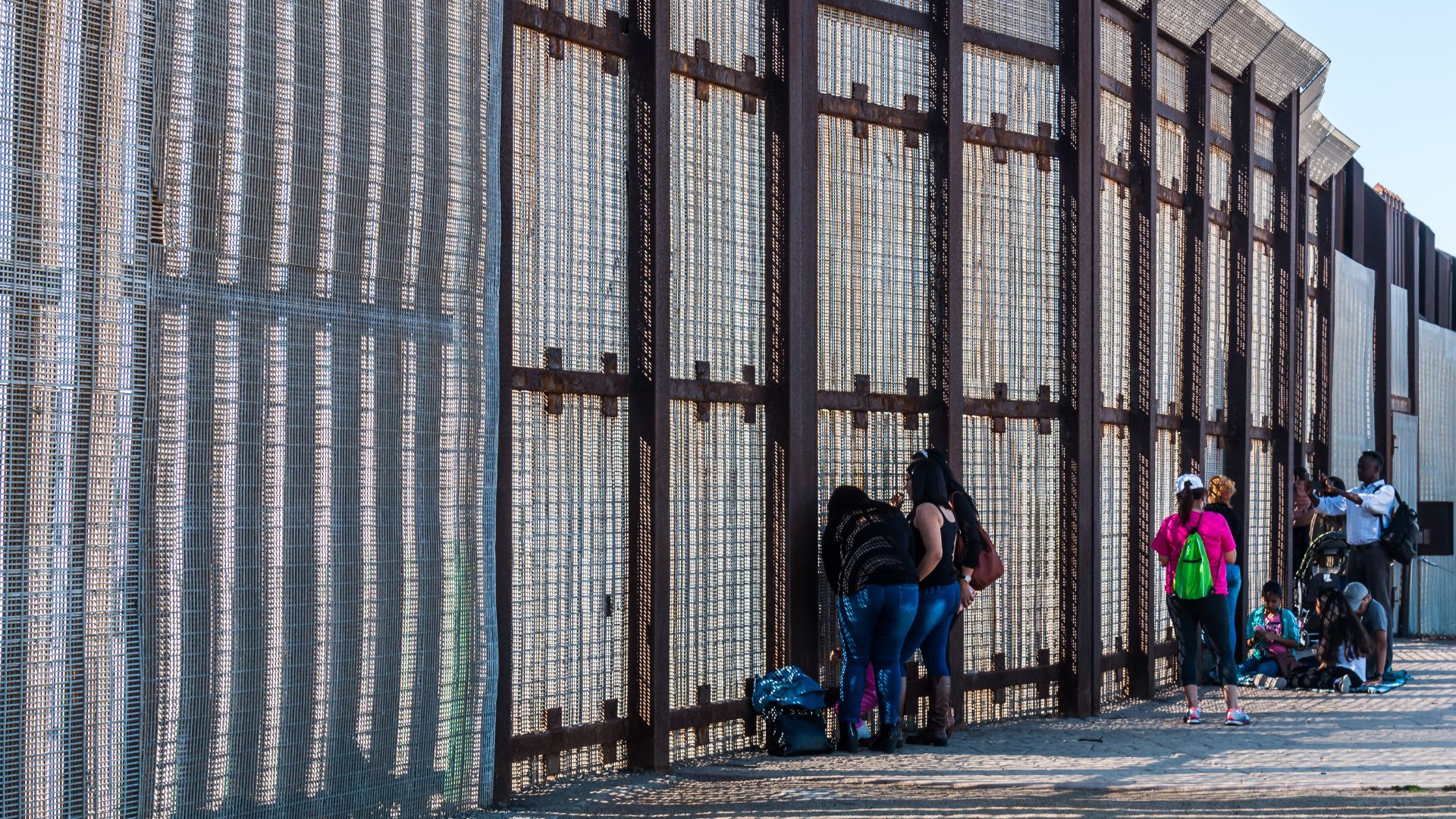 Expressing gratitude for the opportunity to enter California, migrant voiced his thanks: “Thank you America, thank you American president