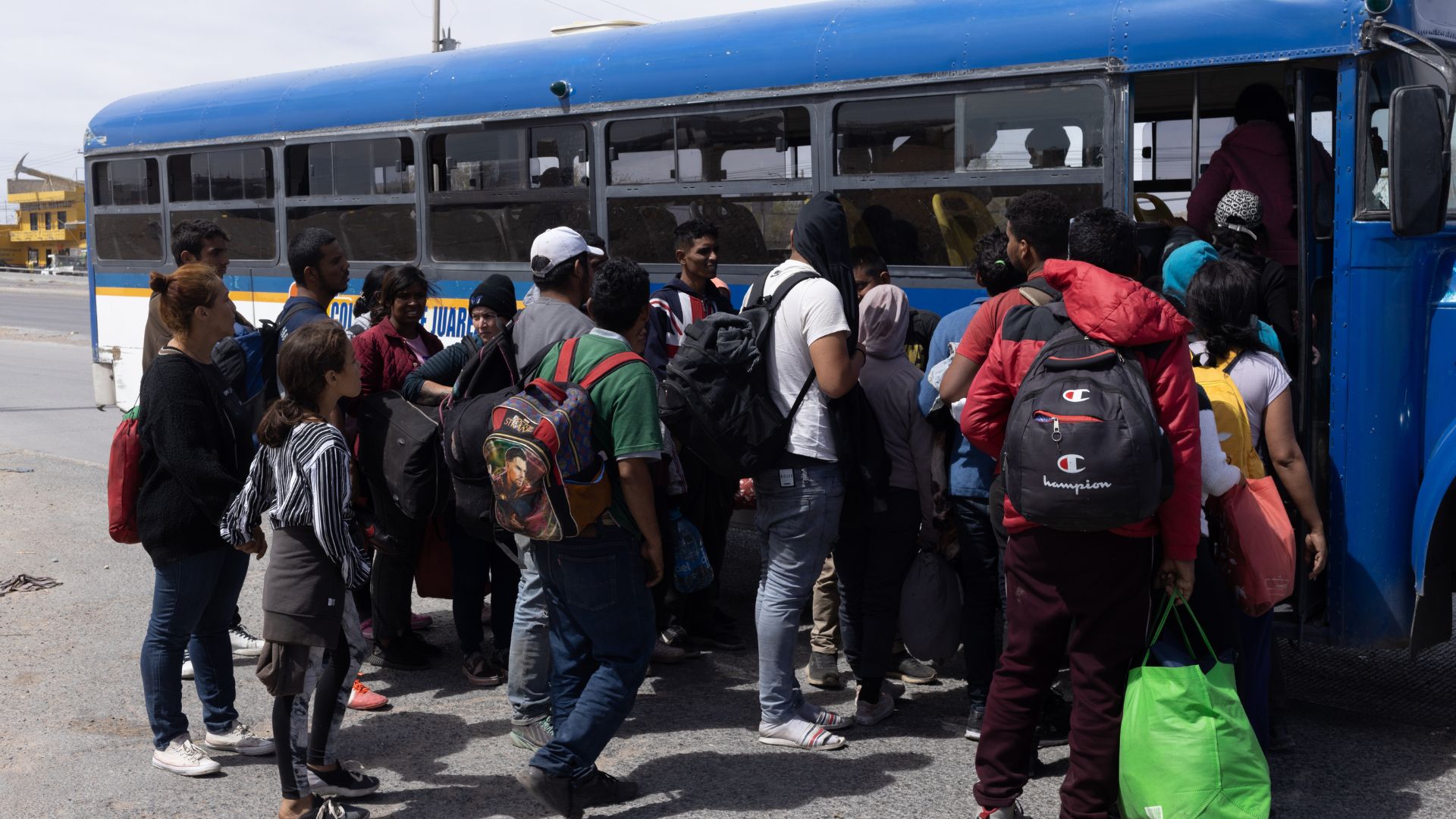 Expressing gratitude for the opportunity to enter California, migrant voiced his thanks: “Thank you America, thank you American president