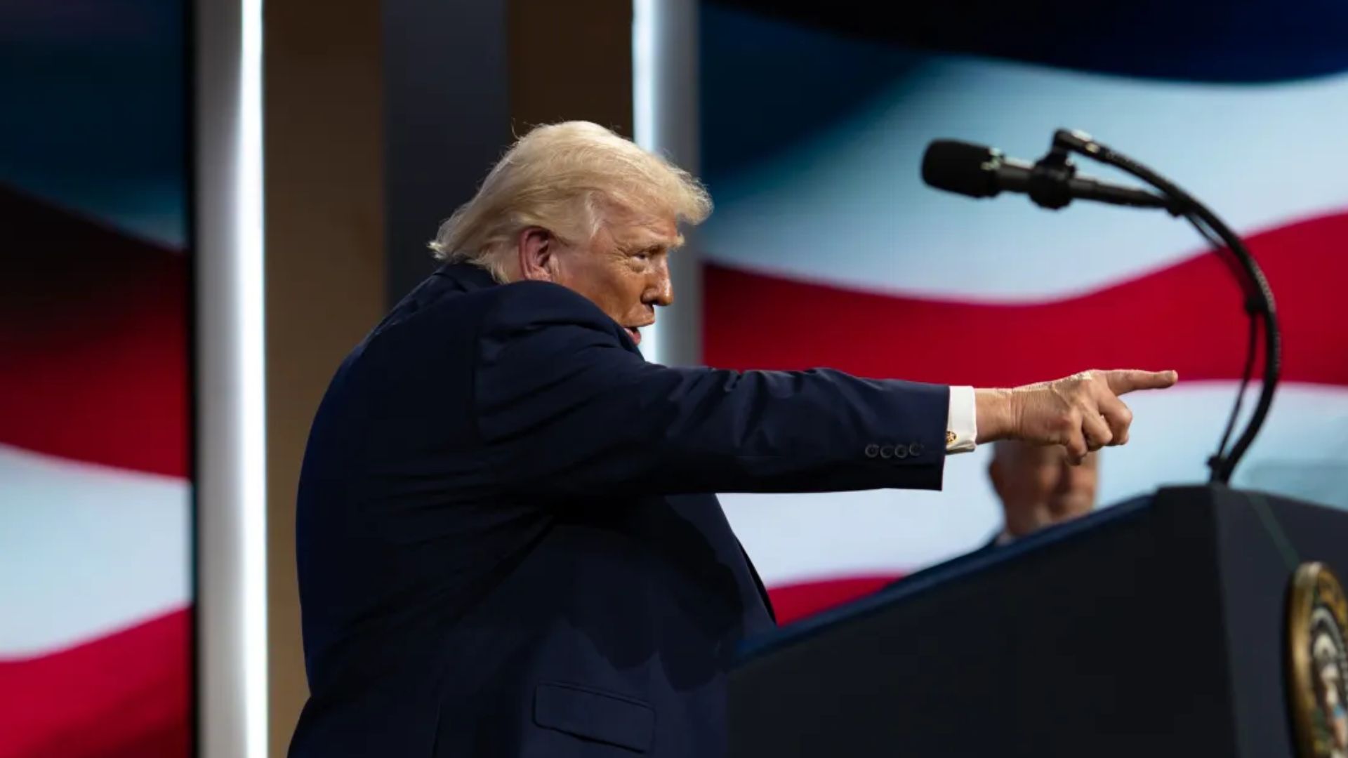 In a video published by Politicon on March 16, Carville offered a blunt assessment of the pressures facing the president, arguing that a combination of political setbacks and mounting crises could ultimately push Trump to step aside.