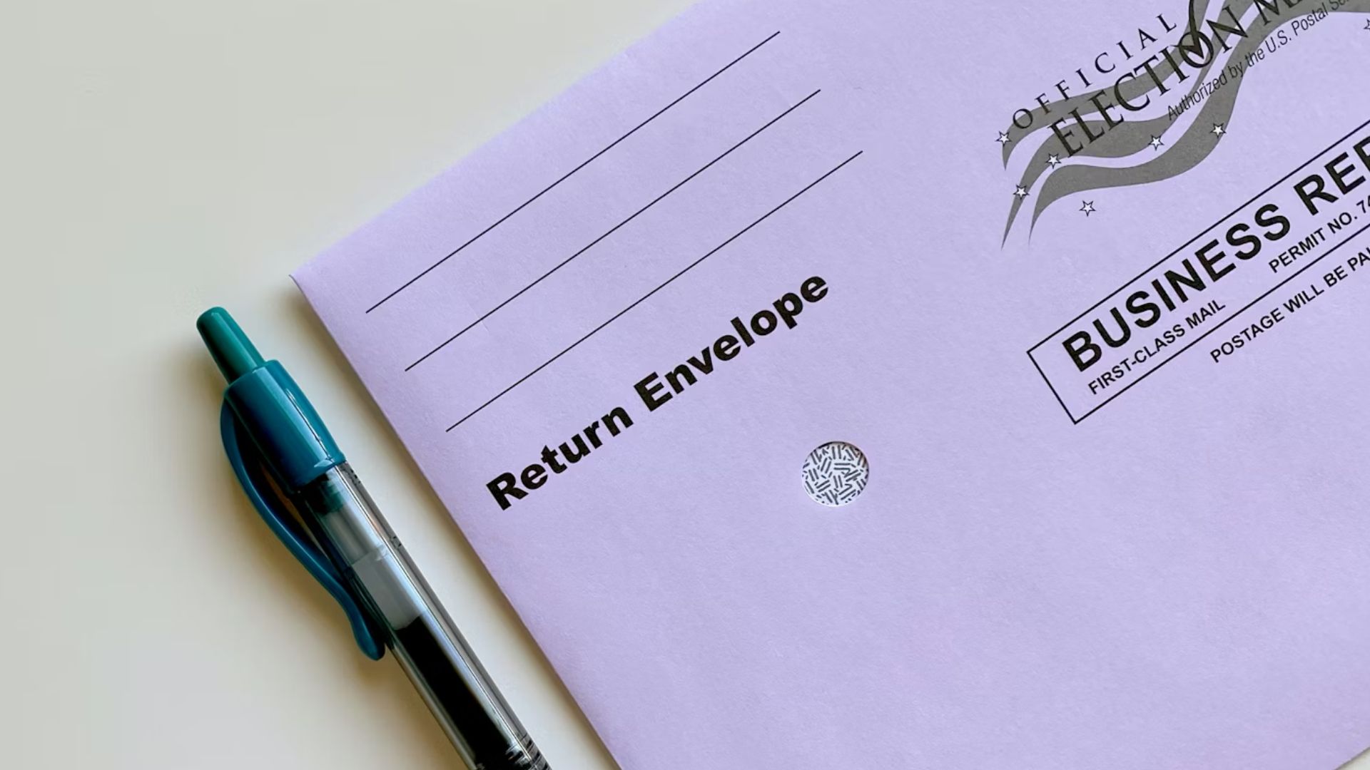 A recent executive order signed by Donald Trump seeks to reshape how voter eligibility is tracked nationwide, but state leaders are already preparing for a courtroom battle that could define the boundaries of election authority in the United States.