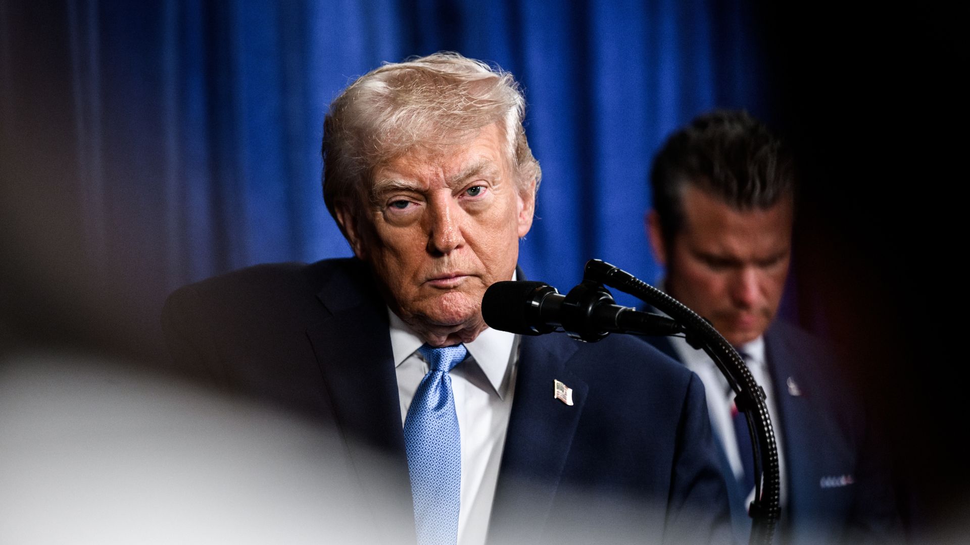 Now Smith, no longer leading the federal investigations against Trump, has stepped back into the political and legal storm with a sharp private-event rebuke of the Justice Department under Trump’s second administration.