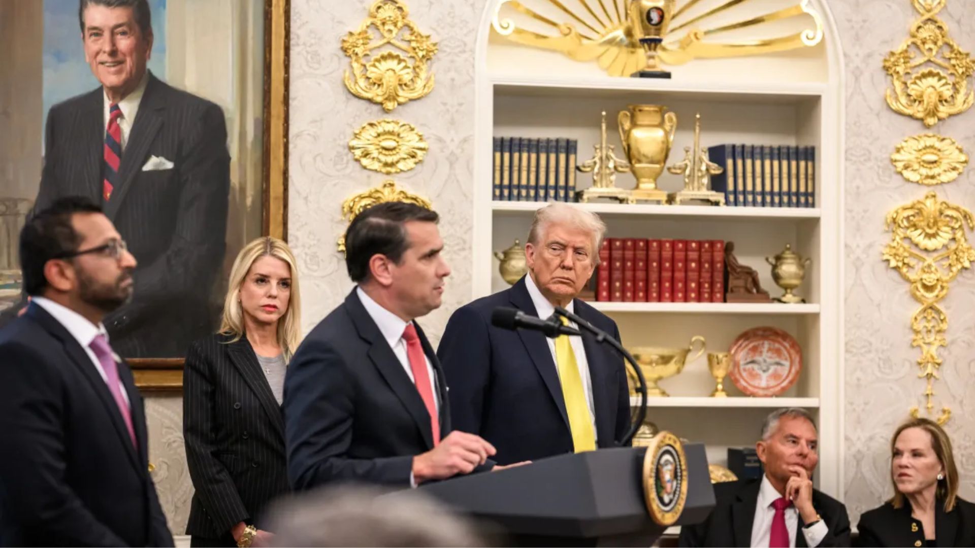 Now Smith, no longer leading the federal investigations against Trump, has stepped back into the political and legal storm with a sharp private-event rebuke of the Justice Department under Trump’s second administration.
