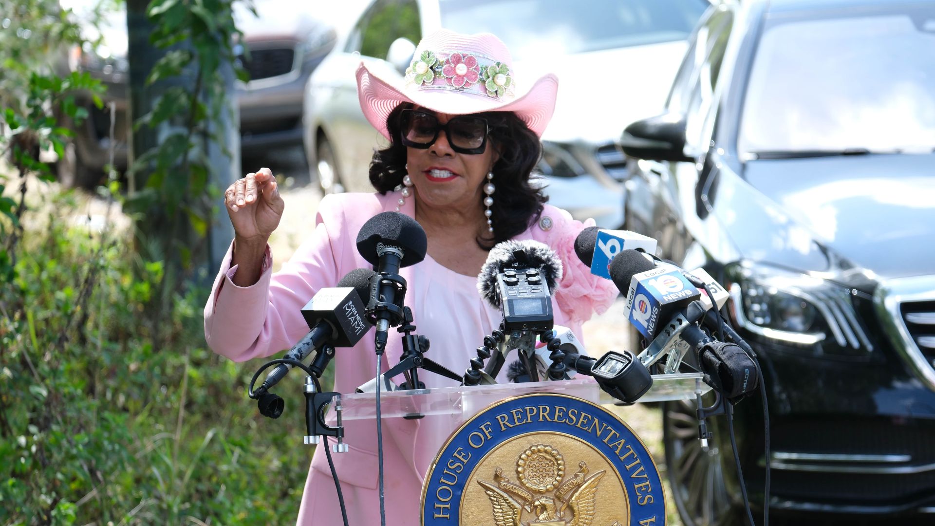 Hakeem Jeffries urged Wilson by phone to return to the Capitol as soon as possible, telling her, “You’ve got to come. The numbers are too small.”